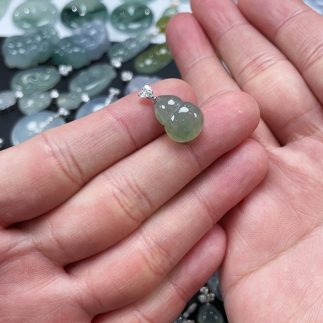 翡翠18K金镶嵌颈饰