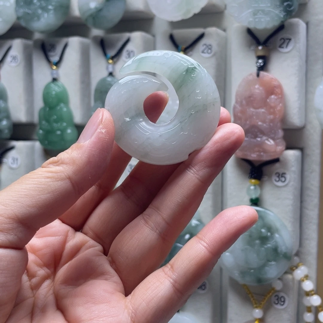 颈饰未镶嵌石英质玉（金丝玉）