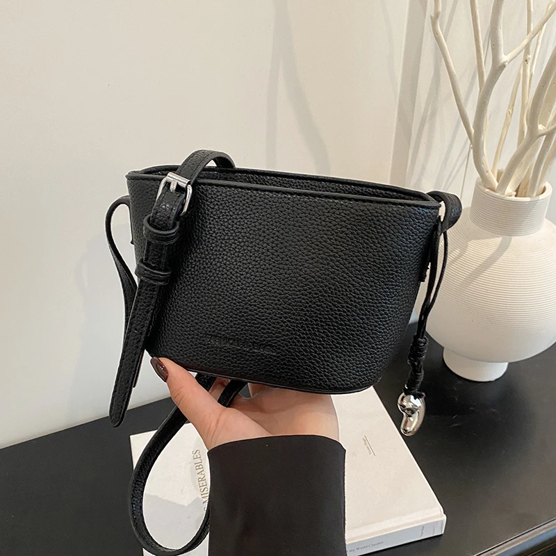 【十三行小元宝新款时尚高级感百搭荔枝纹单肩斜挎多巴胺元宝女包