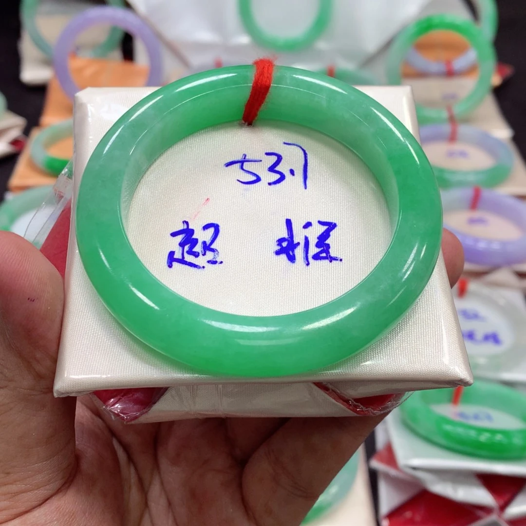 翡翠手镯未镶嵌翡翠