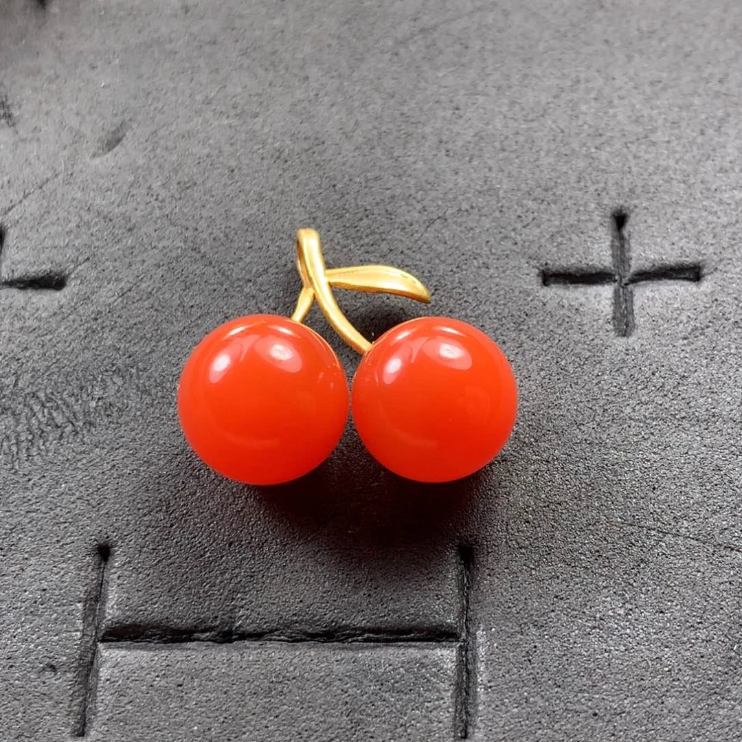 18K金镶嵌吊坠南红玛瑙