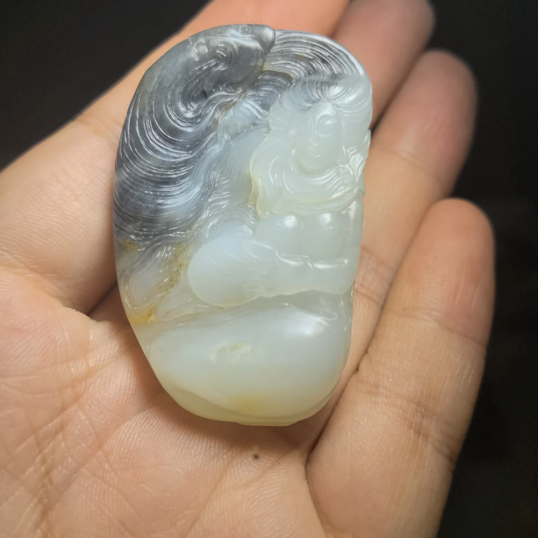 新疆正宗和田玉长宽高53*30*17mm，50克玉贵人吊坠