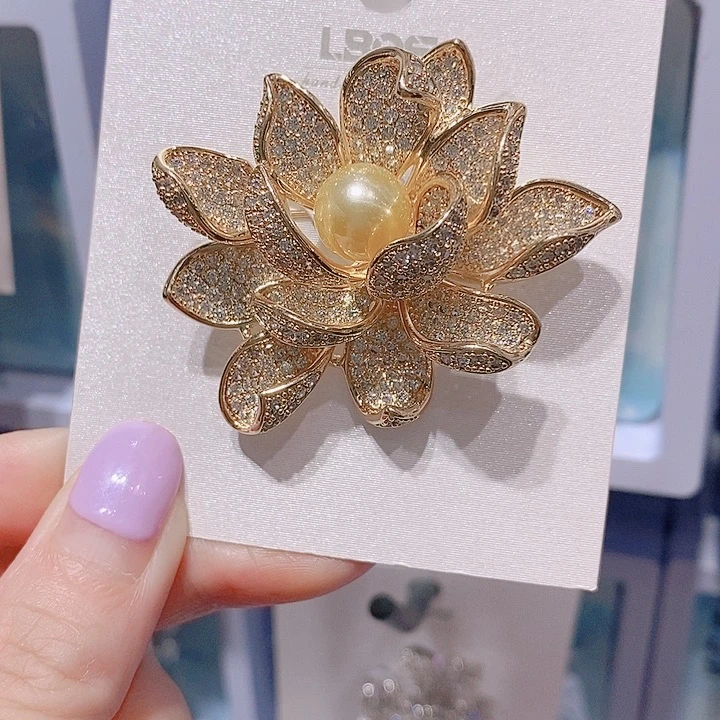 锆石铜合金莲花胸针