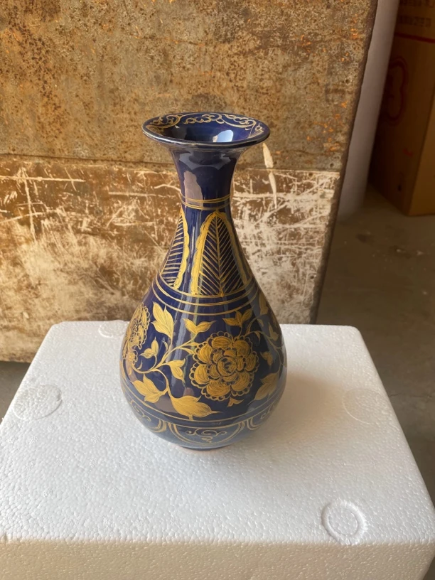 蓝釉描金缠枝花卉花瓶