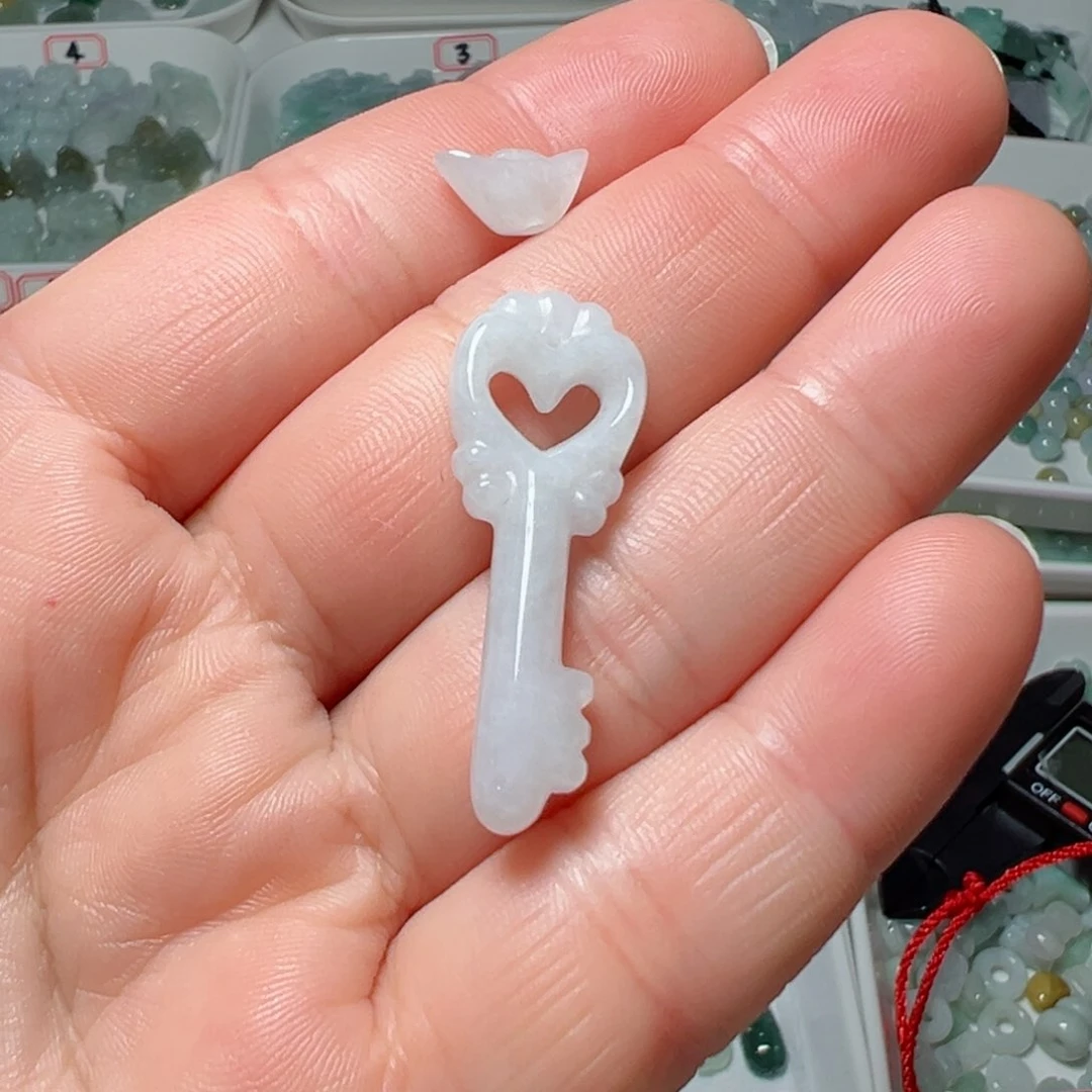 翡翠颈饰未镶嵌紧***。通孔元宝钥匙吊坠两个