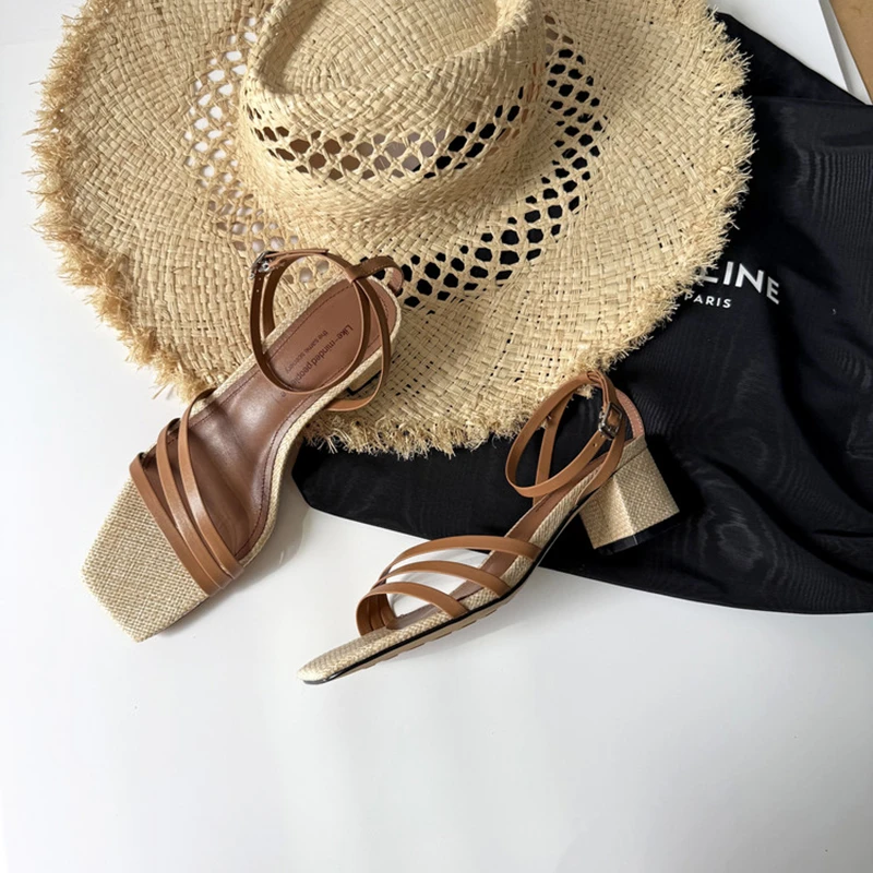 高级感方头一字扣带粗跟凉鞋女2025夏季新款配裙子中跟露趾罗马鞋