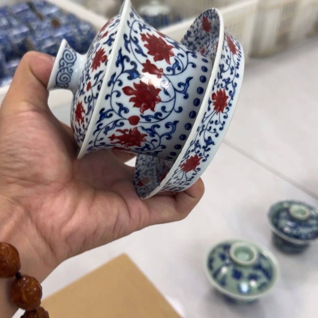 杯釉里红缠枝莲三才盖碗