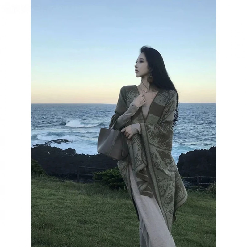 初秋披肩仿羊绒旅游民族风围巾披肩马年红围巾