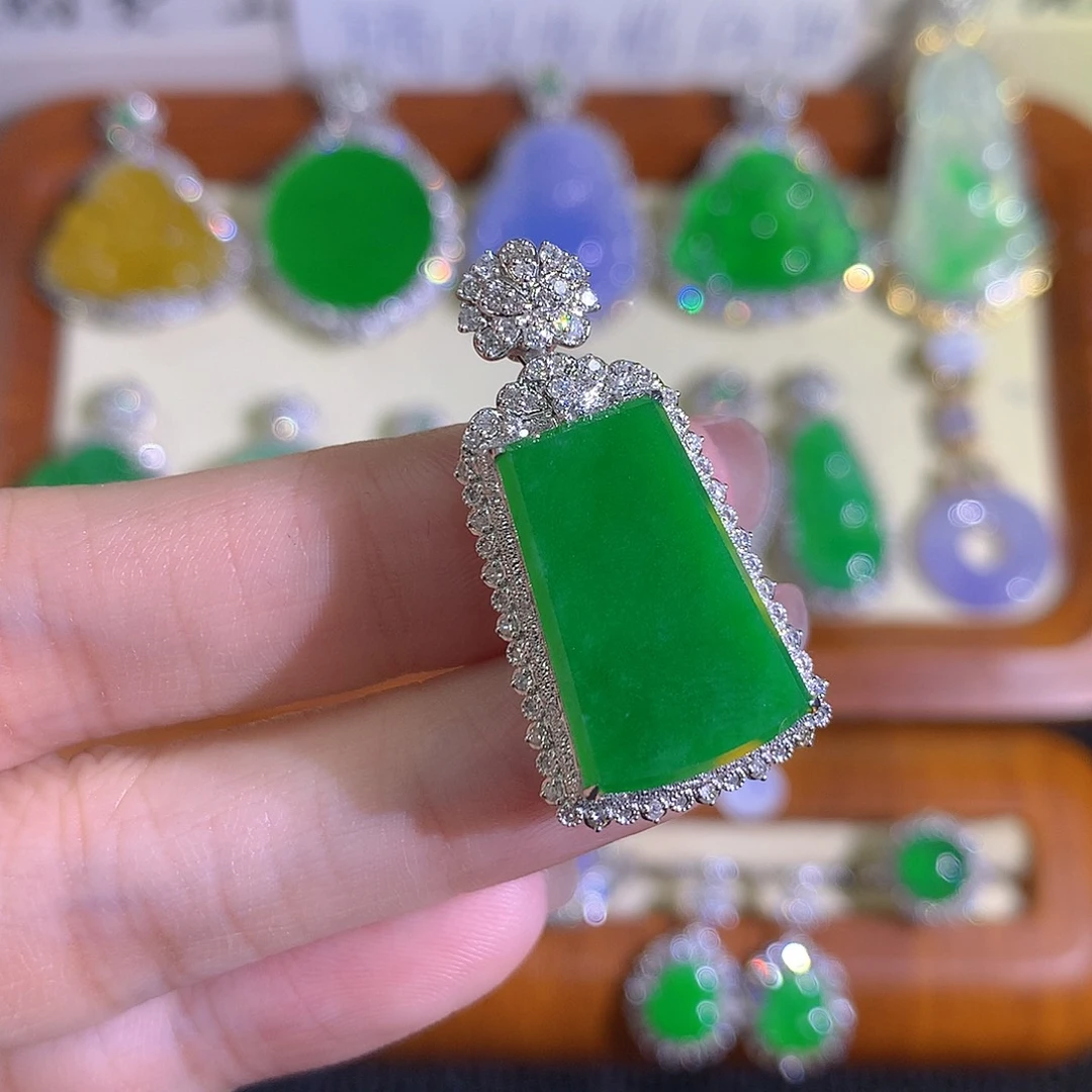 颈饰18K金镶嵌翡翠