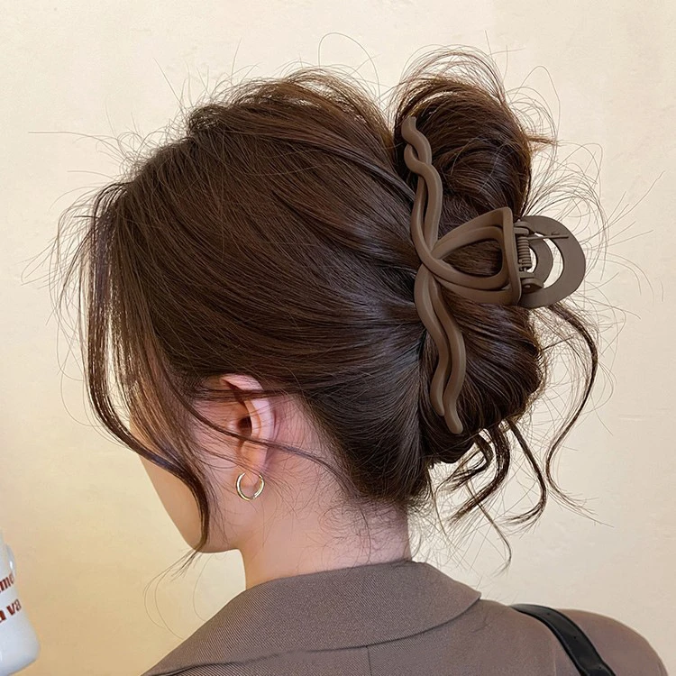 美拉德波浪线条抓夹女2024新款高级感后脑勺盘发鲨鱼夹子发夹头饰