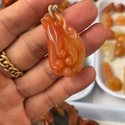 【闪购商品】石英质玉（黄龙玉）颈饰未镶嵌b****o