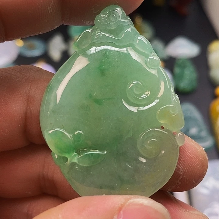 翡翠未镶嵌颈饰如意