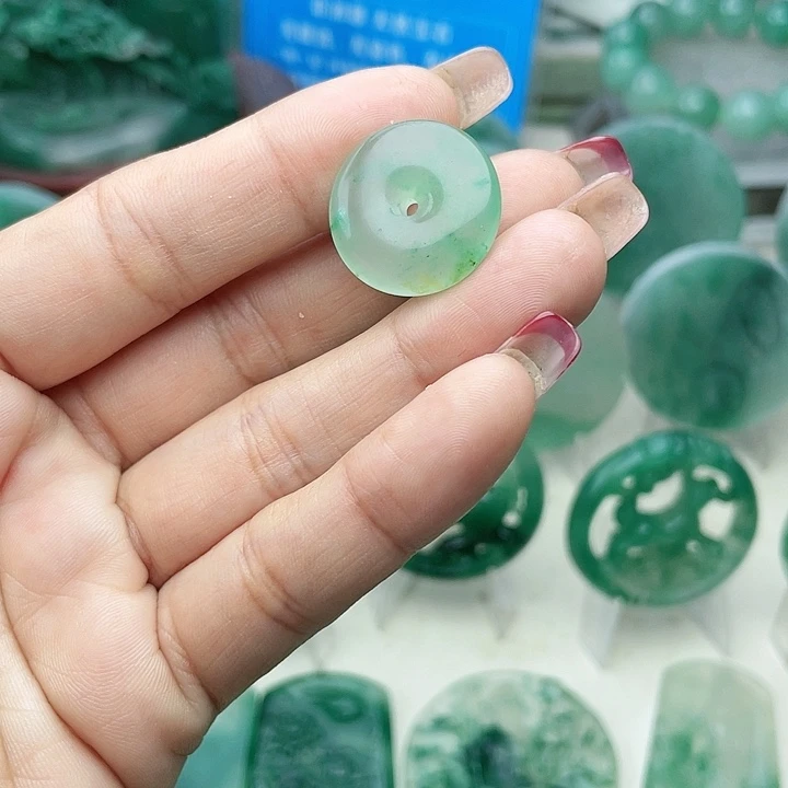 颈饰未镶嵌石英质玉