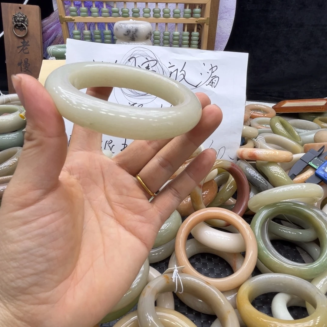 护***念石英质玉未镶嵌手镯