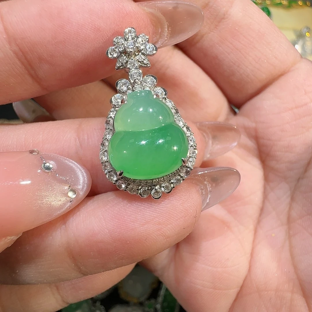 【闪购商品】颈饰18K金镶嵌翡翠