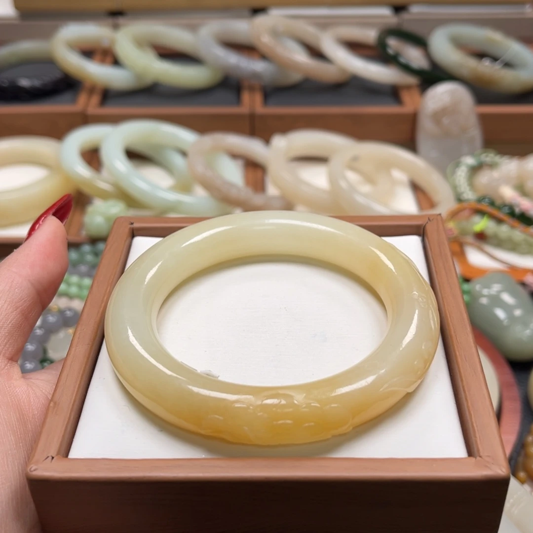 和田玉未镶嵌手镯