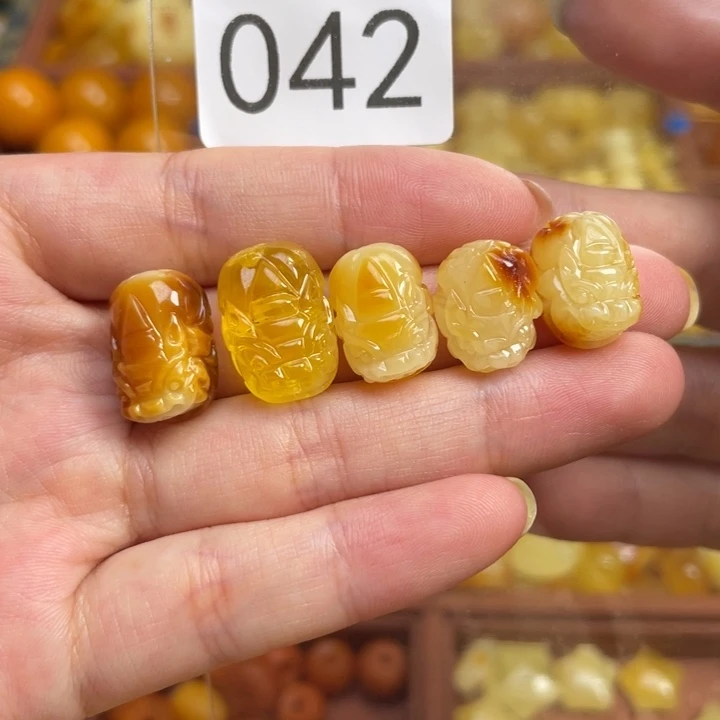 蜜蜡未镶嵌珠宝奇石俄料无优化小貔貅一个可挑选