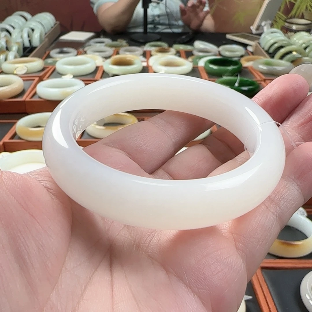 旺***一和田玉手镯未镶嵌