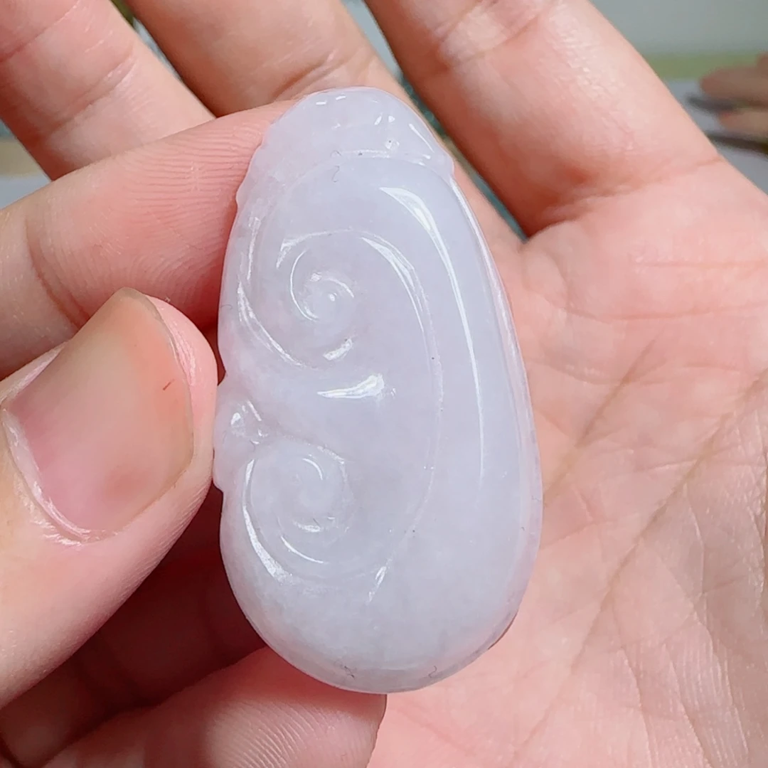 翡翠未镶嵌颈饰如意