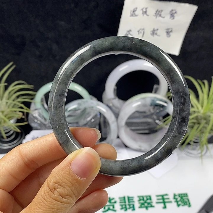 翡翠未镶嵌手镯14号。 56.2圈