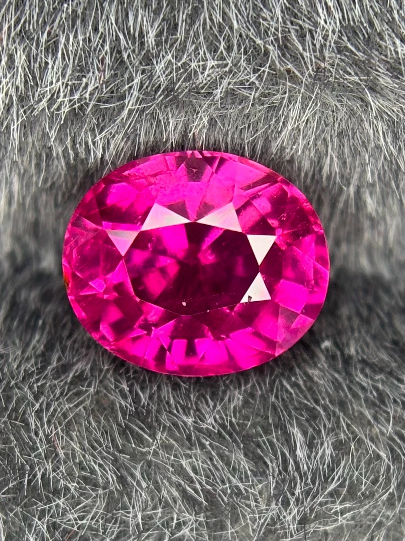 粉色蓝宝石1.63克拉   明亮通透 颜色浓郁饱和度高 满火彩