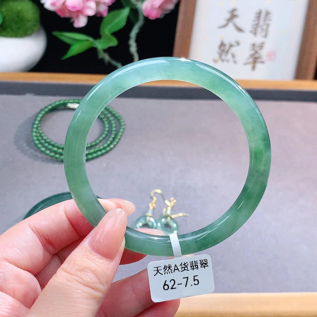 未镶嵌手镯（圆镯）翡翠