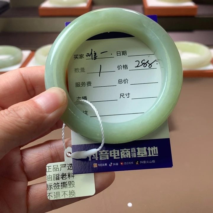 唯***一和田玉未镶嵌手镯