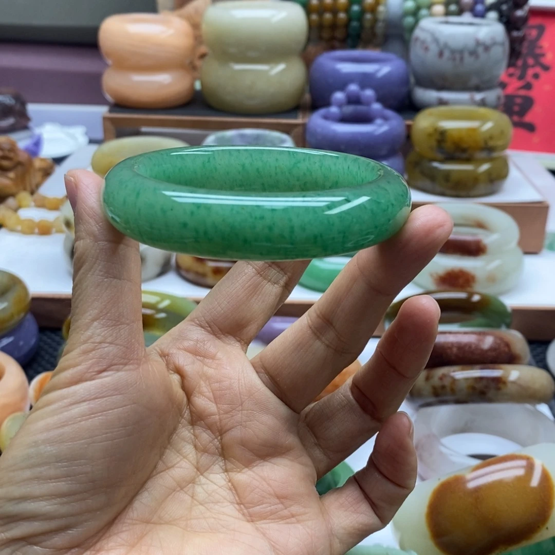 秋***澪未镶嵌手镯石英岩玉