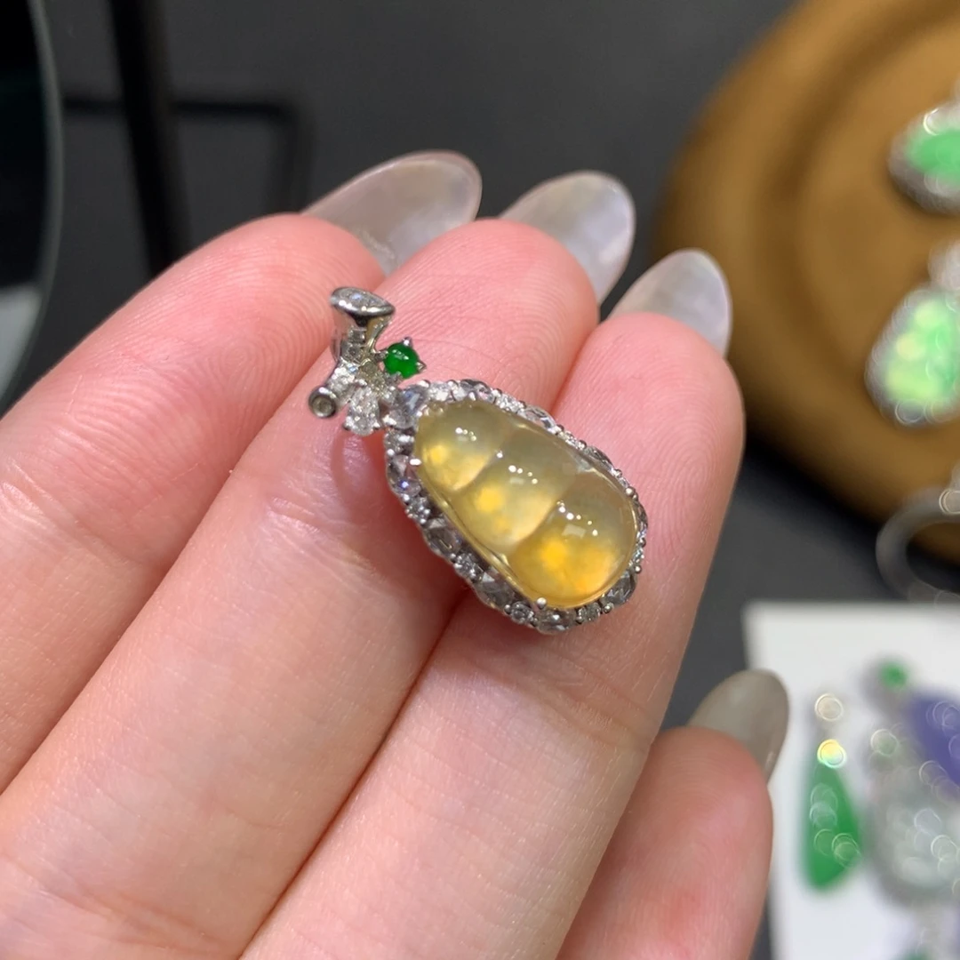 翡翠18K金镶嵌吊坠(赠链)炸光冰黄豆子