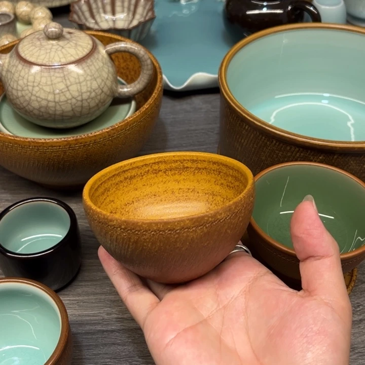 黄灿 拙朴 手捧杯