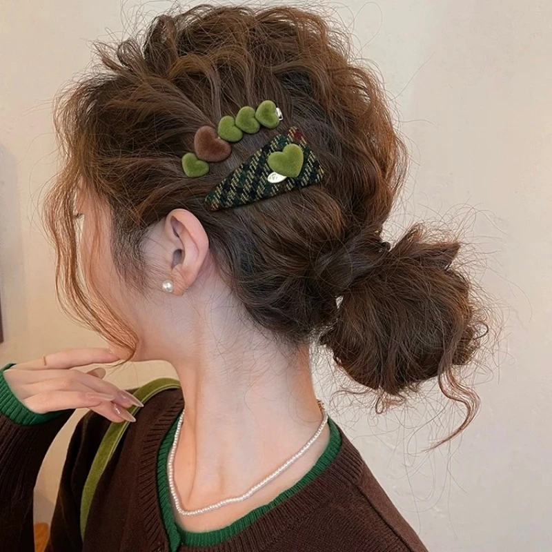 森系植绒爱心格纹发夹女2025新款边夹侧边发卡前额刘海夹高端头饰