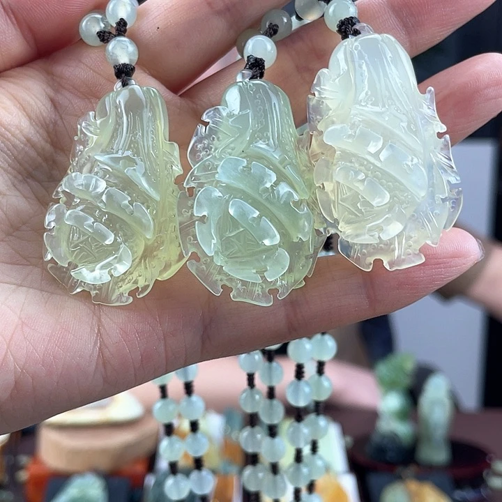 蛇纹石玉颈饰未镶嵌