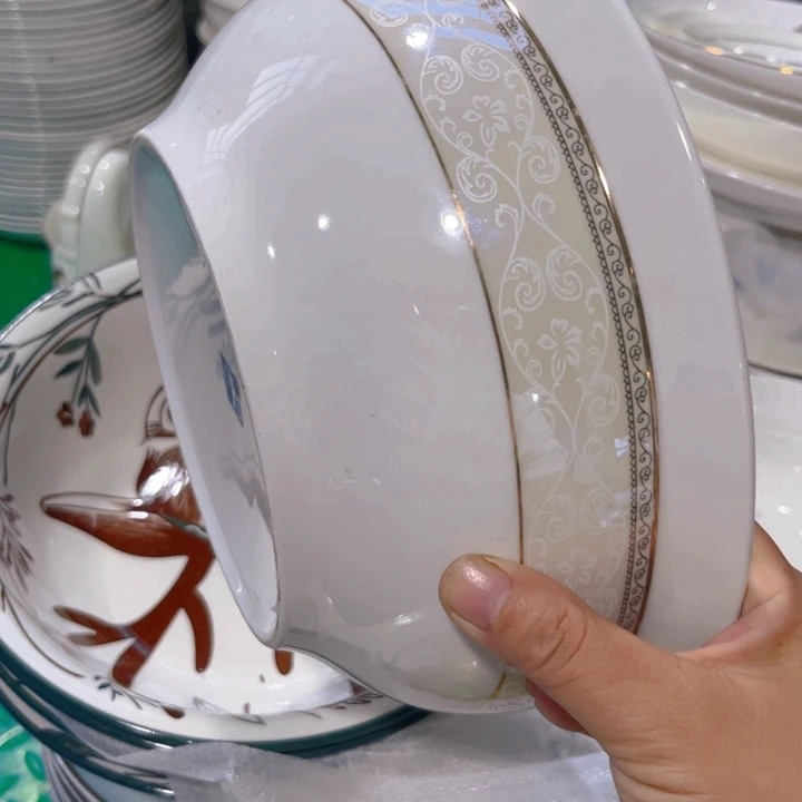 瓷片九寸汤碗一个微瑕带大勺
