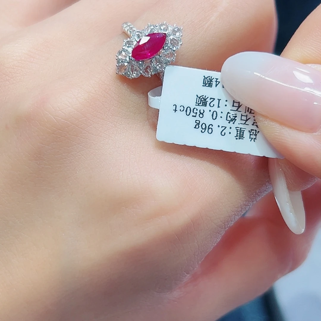 红宝石戒指18K金镶嵌