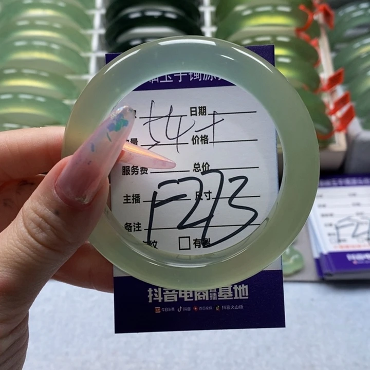 蛇纹石玉手镯未镶嵌小**?