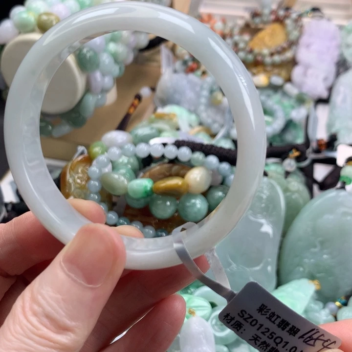 翡翠手镯未镶嵌吊坠