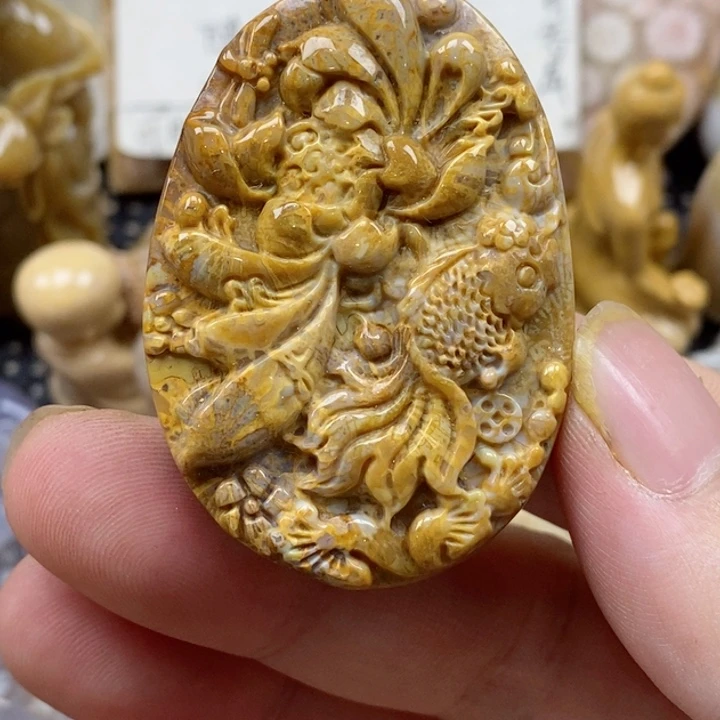 颈饰未镶嵌硅化珊瑚（珊瑚玉）