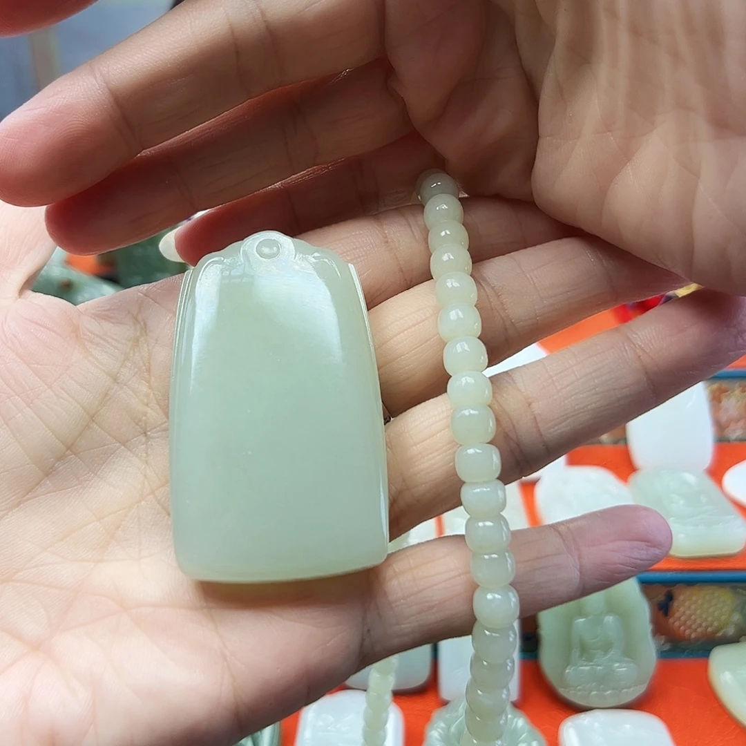 星***熠和田玉未镶嵌颈饰