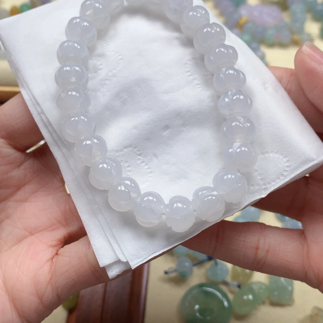 翡翠未镶嵌颈饰是