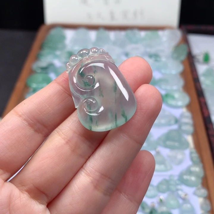 颈饰未镶嵌翡翠冰种飘花如意