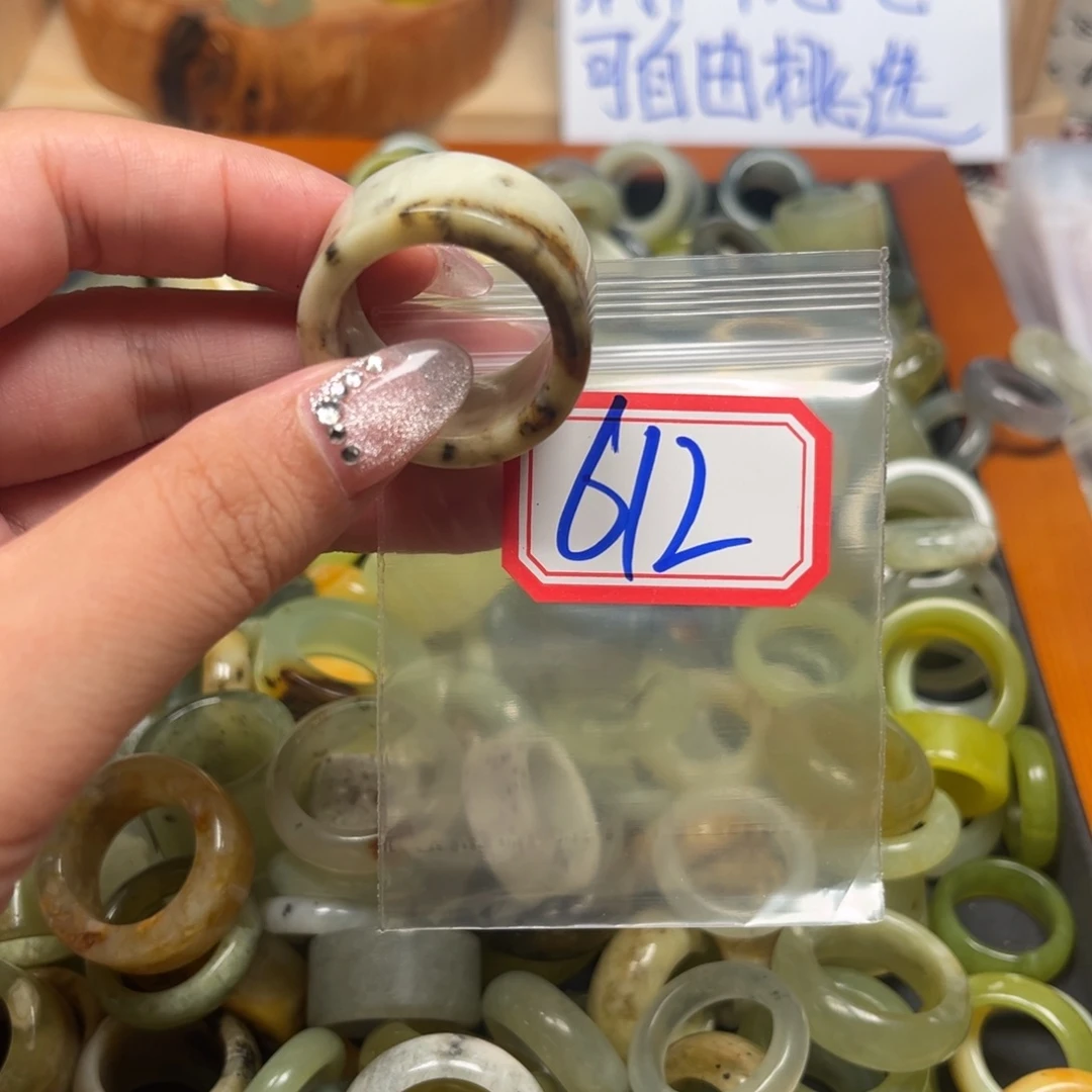 （***着蛇纹石玉未镶嵌珠宝奇石