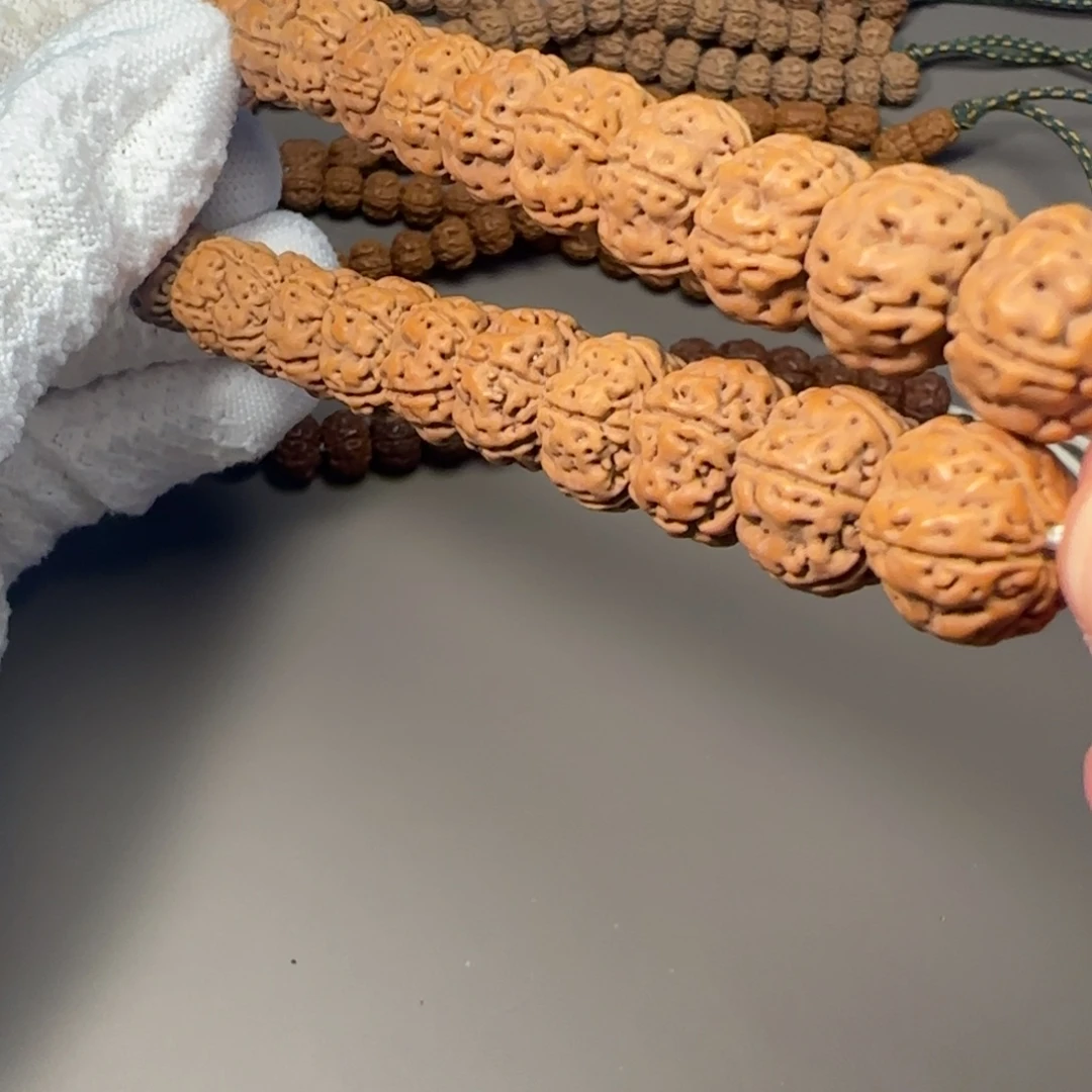 奔***神金刚菩提吊坠顶级勿里达老树王手持