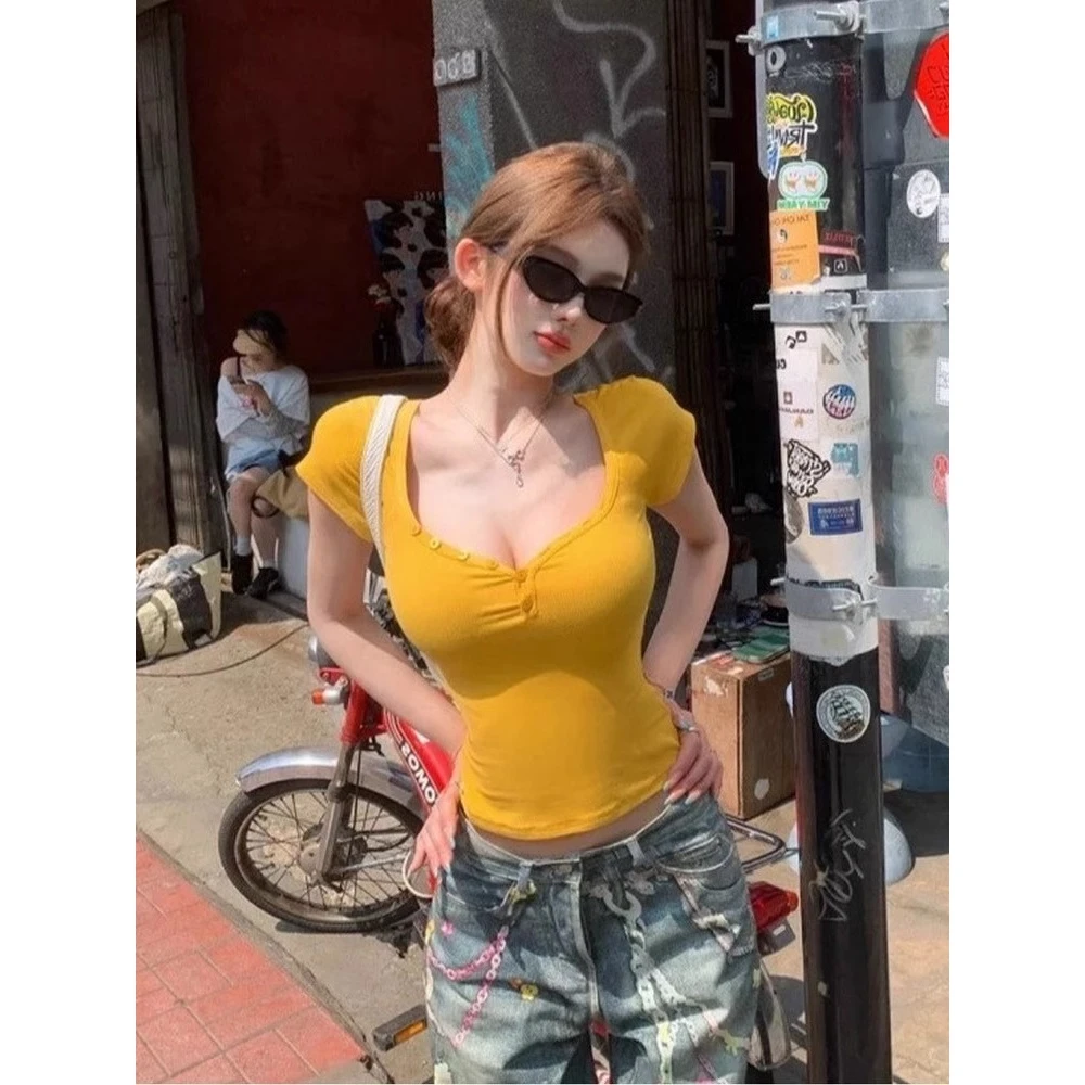 黄色纯欲纽扣桃心领短袖t恤女气质设计感显白显瘦短款小众上衣ins