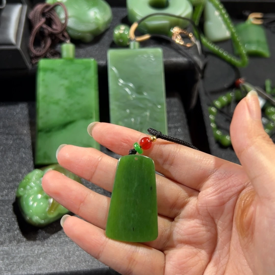 颈饰未镶嵌和田玉（碧玉）