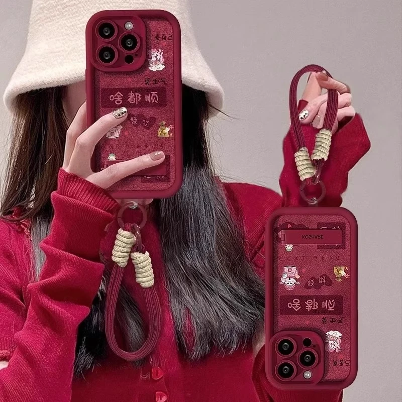 發财啥都顺适用苹果16promax手机壳酒红色iPhone15保护套带手链17