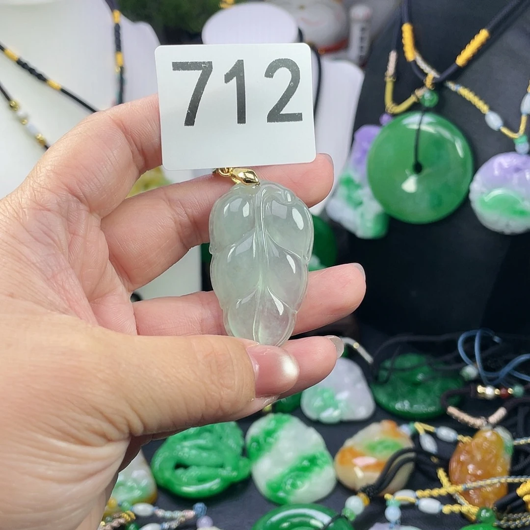 翡翠未镶嵌吊坠(赠链)