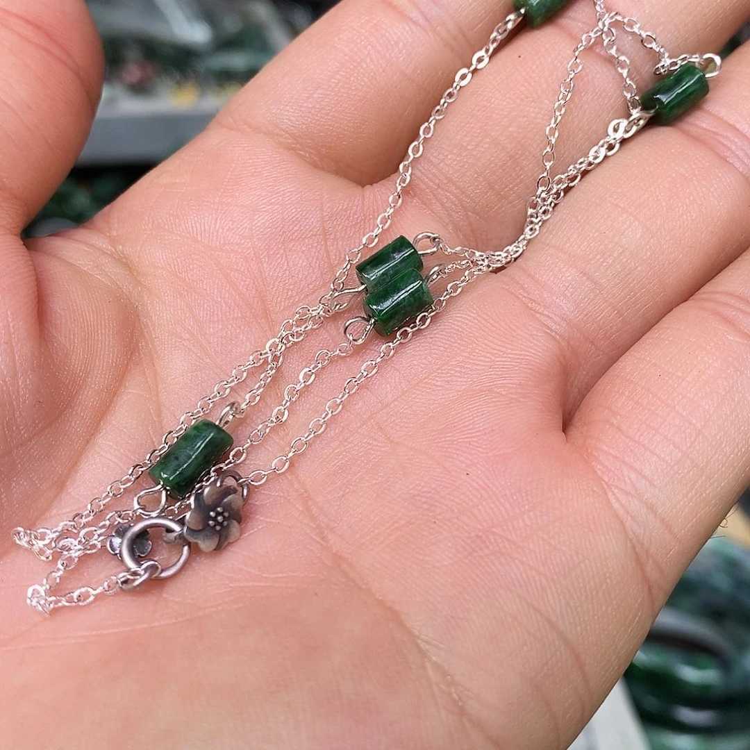 颈饰银S925镶嵌翡翠漂亮美眉和