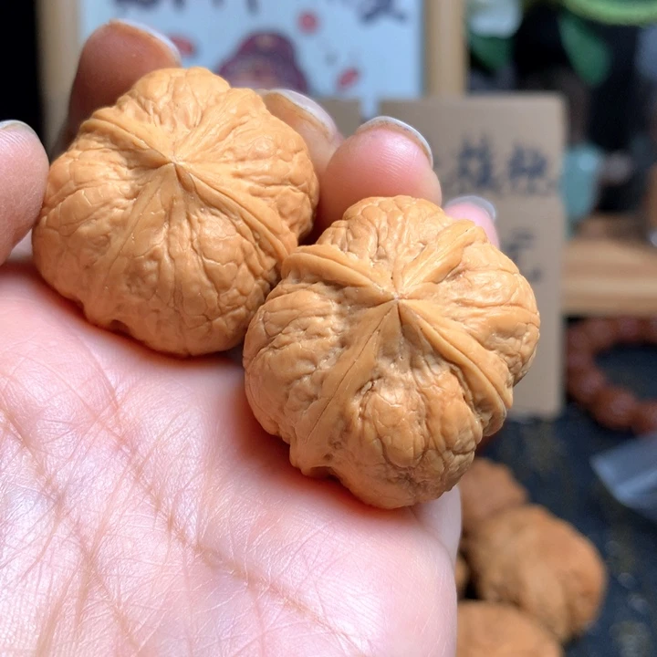 桃核把件金蜢四棱36尺寸