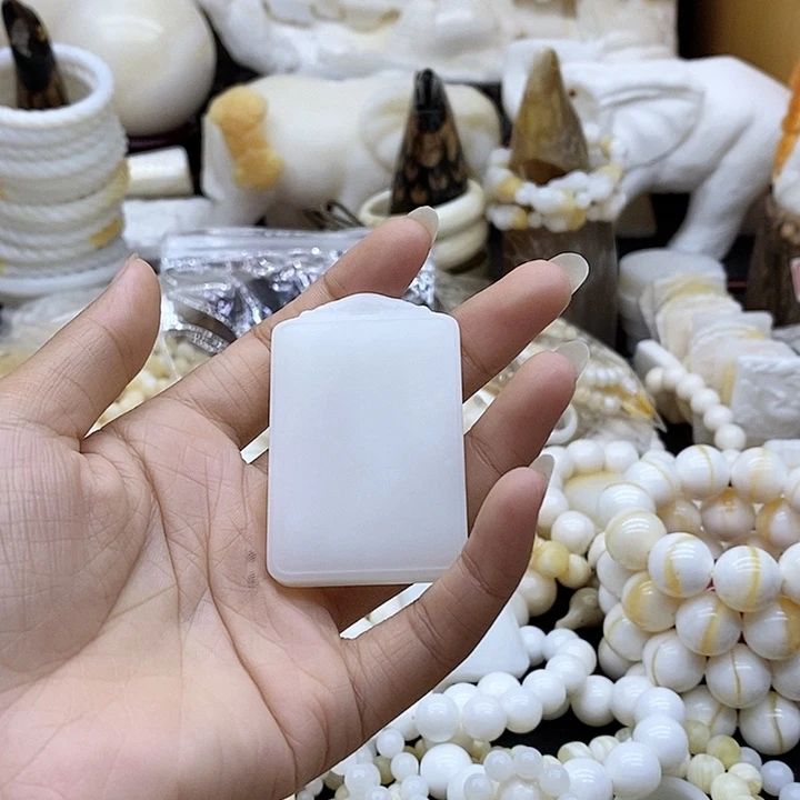 平**姐珠子的颜色是红色
