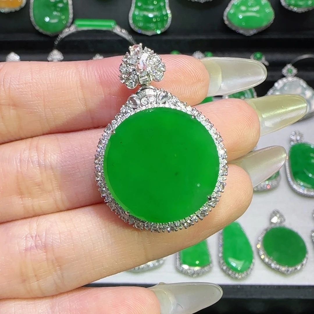 翡翠18K金镶嵌颈饰